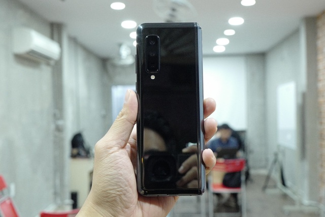 Cận cảnh smartphone màn hình gập Galaxy Fold đầu tiên về Việt Nam - 4