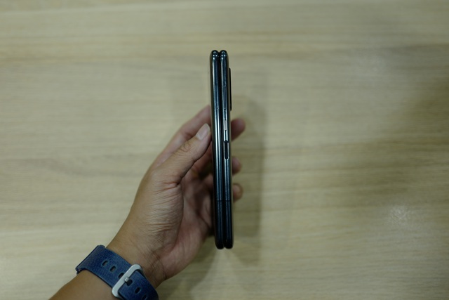Cận cảnh smartphone màn hình gập Galaxy Fold đầu tiên về Việt Nam - 5