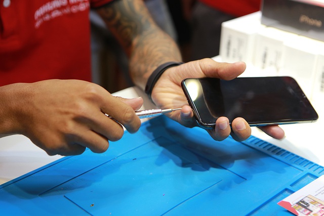 Mổ bụng chiếc iPhone 11 Pro Max màu rêu đầu tiên tại Hà Nội - 5 Mổ bụng chiếc iPhone 11 Pro Max màu rêu đầu tiên tại Hà Nội - 5
