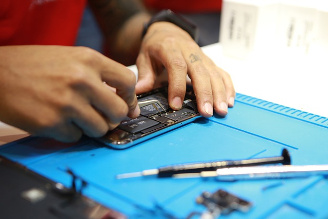 Mổ bụng chiếc iPhone 11 Pro Max màu rêu đầu tiên tại Hà Nội - 6 Mổ bụng chiếc iPhone 11 Pro Max màu rêu đầu tiên tại Hà Nội - 6
