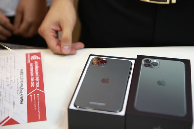 Mổ bụng chiếc iPhone 11 Pro Max màu rêu đầu tiên tại Hà Nội - 1 Mổ bụng chiếc iPhone 11 Pro Max màu rêu đầu tiên tại Hà Nội - 1