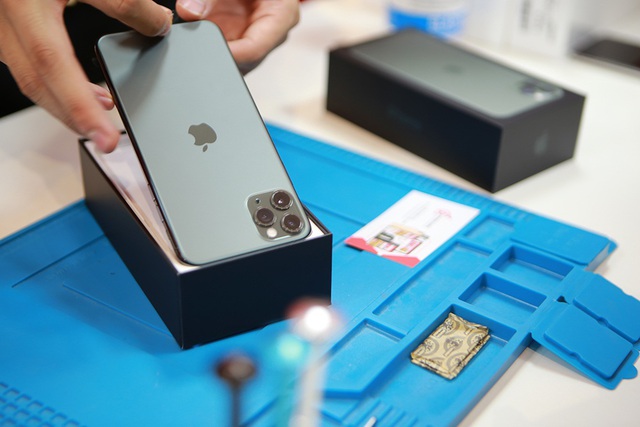 Mổ bụng chiếc iPhone 11 Pro Max màu rêu đầu tiên tại Hà Nội - 2 Mổ bụng chiếc iPhone 11 Pro Max màu rêu đầu tiên tại Hà Nội - 2