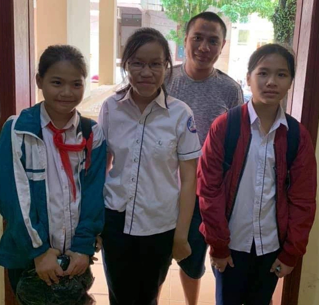 Ba nữ sinh trả lại chiếc ví chứa gần 10 triệu đồng cho người đánh rơi - 1 Ba nữ sinh trả lại chiếc ví chứa gần 10 triệu đồng cho người đánh rơi - 1