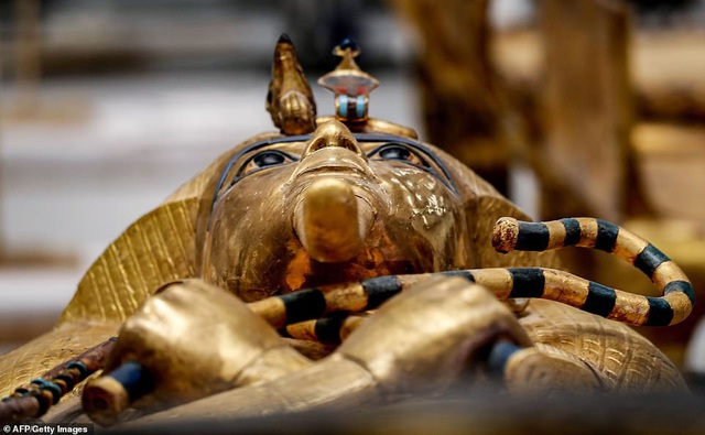 Những hình ảnh đáng kinh ngạc trên quan tài vàng được tìm thấy của  Pharaoh Ai Cập Tutankhamun - 1