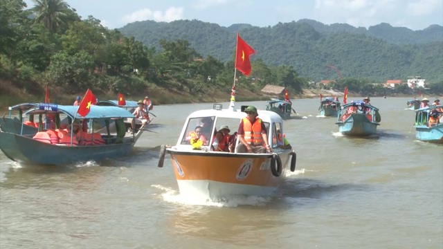 Bí thư thôn tự sắm thuyền, lập đội cứu hộ tình nguyện trên sông vào động Phong Nha - 2 Bí thư thôn tự sắm thuyền, lập đội cứu hộ tình nguyện trên sông vào động Phong Nha - 2