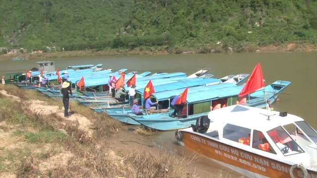 Bí thư thôn tự sắm thuyền, lập đội cứu hộ tình nguyện trên sông vào động Phong Nha - 4 Bí thư thôn tự sắm thuyền, lập đội cứu hộ tình nguyện trên sông vào động Phong Nha - 4