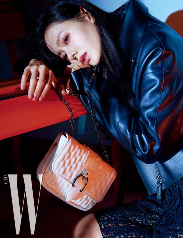 “Chị đẹp” Son Ye Jin sành điệu, quyến rũ ở tuổi 37 - 4 “Chị đẹp” Son Ye Jin sành điệu, quyến rũ ở tuổi 37 - 4
