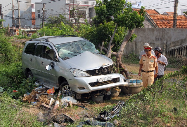 Tàu hỏa húc văng ô tô 7 chỗ, tài xế may mắn bị thương nhẹ - 5 Tàu hỏa húc văng ô tô 7 chỗ, tài xế may mắn bị thương nhẹ - 5