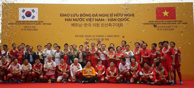 Ph&oacute; thủ tướng Vũ Đức Đam ghi 2 b&agrave;n v&agrave;o lưới đội Nghị sĩ H&agrave;n Quốc - Ảnh 4.