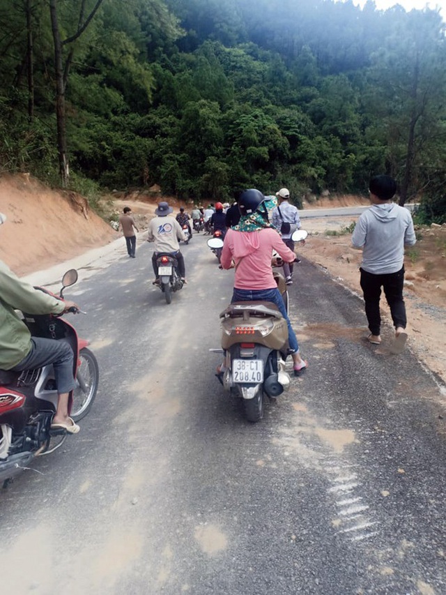 “Ông trùm” đe không cho xe ôm chở khách, đoàn người rời chùa Hương trong ấm ức - 2 “Ông trùm” đe không cho xe ôm chở khách, đoàn người rời chùa Hương trong ấm ức - 2
