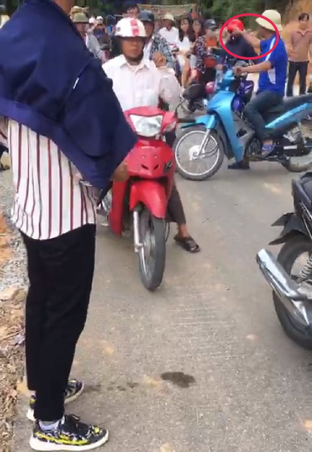 “Ông trùm” đe không cho xe ôm chở khách, đoàn người rời chùa Hương trong ấm ức - 1 “Ông trùm” đe không cho xe ôm chở khách, đoàn người rời chùa Hương trong ấm ức - 1