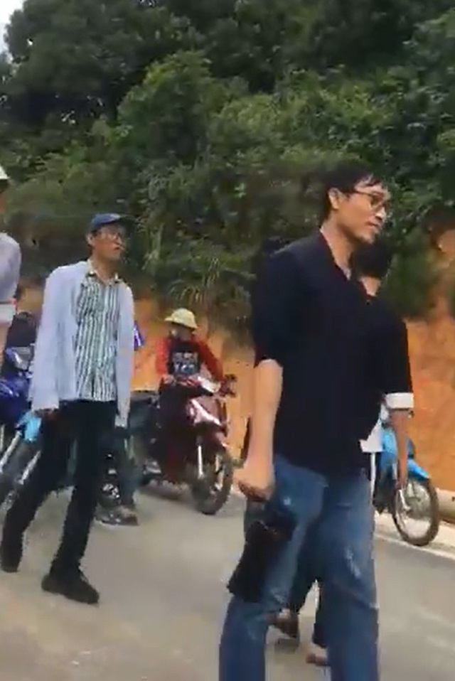 “Ông trùm” đe không cho xe ôm chở khách, đoàn người rời chùa Hương trong ấm ức - 3 “Ông trùm” đe không cho xe ôm chở khách, đoàn người rời chùa Hương trong ấm ức - 3
