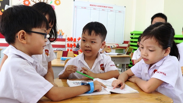 Cậu bé 6 tuổi nói tiếng Anh như gió với người nước ngoài - 2 Cậu bé 6 tuổi nói tiếng Anh như gió với người nước ngoài - 2