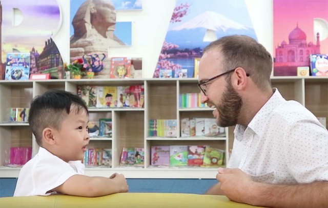Cậu bé 6 tuổi nói tiếng Anh như gió với người nước ngoài - 1 Cậu bé 6 tuổi nói tiếng Anh như gió với người nước ngoài - 1