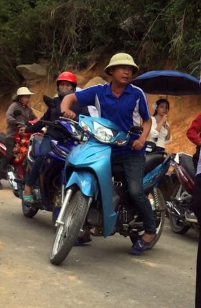 “Ông trùm” đe không cho xe ôm chở khách, đoàn người rời chùa Hương trong ấm ức - 4 “Ông trùm” đe không cho xe ôm chở khách, đoàn người rời chùa Hương trong ấm ức - 4