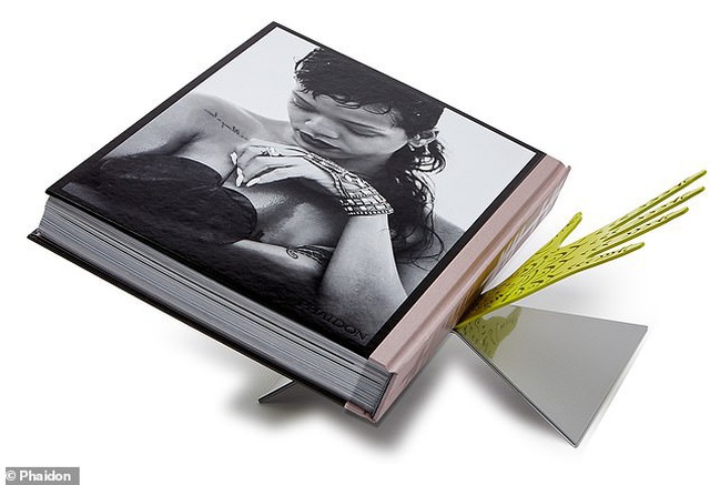 Sách ảnh 2,5 tỷ đồng của Rihanna bán hết trong “một nốt nhạc” - 8