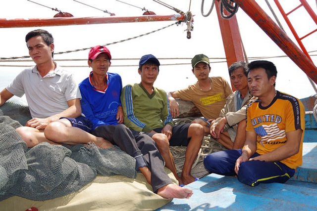 Quảng Bình: Ứng cứu 6 ngư dân bị chìm tàu trên biển - 1