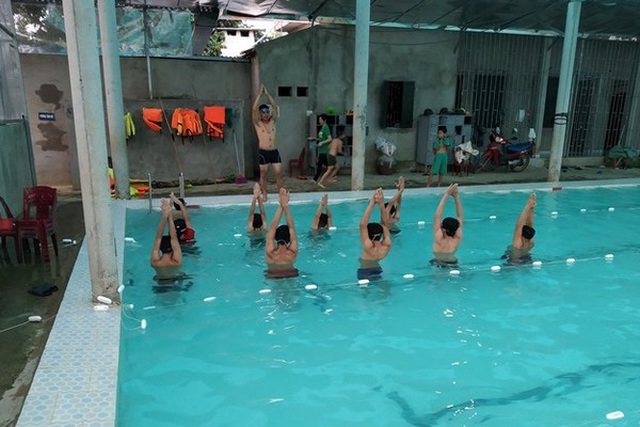 Thầy giáo dạy bơi miễn phí cho học sinh - 3