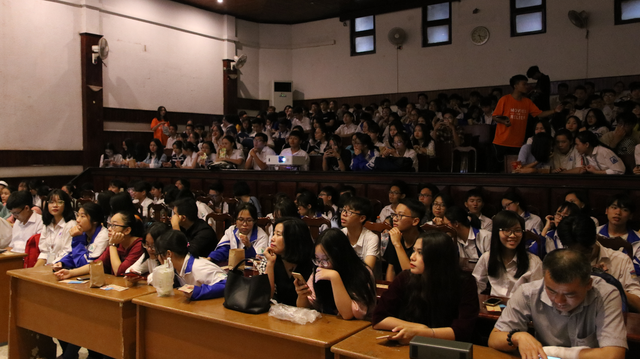 Học sinh trường chuyên làm phim gây quỹ ủng hộ trẻ khuyết tật - 2 Học sinh trường chuyên làm phim gây quỹ ủng hộ trẻ khuyết tật - 2