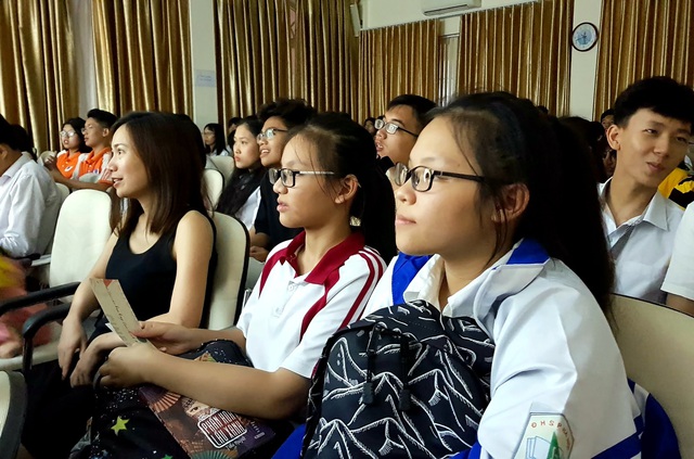 Học sinh trường chuyên làm phim gây quỹ ủng hộ trẻ khuyết tật - 3 Học sinh trường chuyên làm phim gây quỹ ủng hộ trẻ khuyết tật - 3
