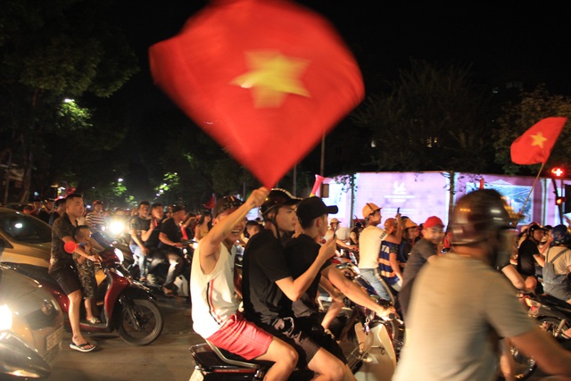 Hàng ngàn cổ động viên xuống phố đi bão sau chiến thắng của đội tuyển Việt Nam - 8 Hàng ngàn cổ động viên xuống phố đi bão sau chiến thắng của đội tuyển Việt Nam - 8