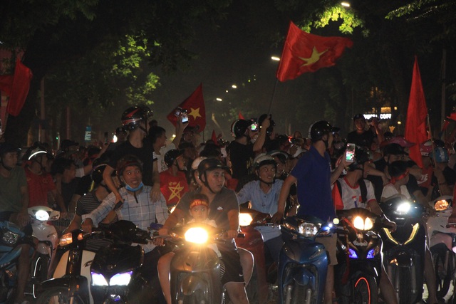Hàng ngàn cổ động viên xuống phố đi bão sau chiến thắng của đội tuyển Việt Nam - 2 Hàng ngàn cổ động viên xuống phố đi bão sau chiến thắng của đội tuyển Việt Nam - 2