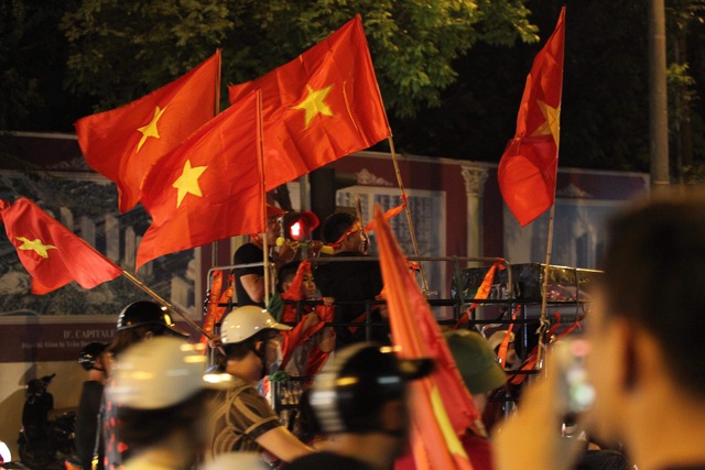 Hàng ngàn cổ động viên xuống phố đi bão sau chiến thắng của đội tuyển Việt Nam - 7 Hàng ngàn cổ động viên xuống phố đi bão sau chiến thắng của đội tuyển Việt Nam - 7