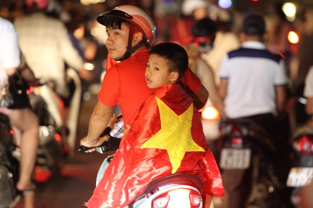 Hàng ngàn cổ động viên xuống phố đi bão sau chiến thắng của đội tuyển Việt Nam - 5 Hàng ngàn cổ động viên xuống phố đi bão sau chiến thắng của đội tuyển Việt Nam - 5
