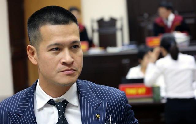 Hoãn xử vụ Tuần Châu - Việt Tú, đạo diễn Hoàng Nhật Nam rơi nước mắt trước cổng tòa - 2 Hoãn xử vụ Tuần Châu - Việt Tú, đạo diễn Hoàng Nhật Nam rơi nước mắt trước cổng tòa - 2