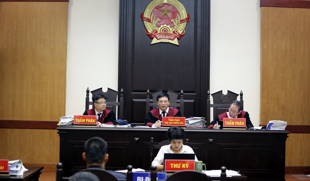 Hoãn xử vụ Tuần Châu - Việt Tú, đạo diễn Hoàng Nhật Nam rơi nước mắt trước cổng tòa - 1 Hoãn xử vụ Tuần Châu - Việt Tú, đạo diễn Hoàng Nhật Nam rơi nước mắt trước cổng tòa - 1
