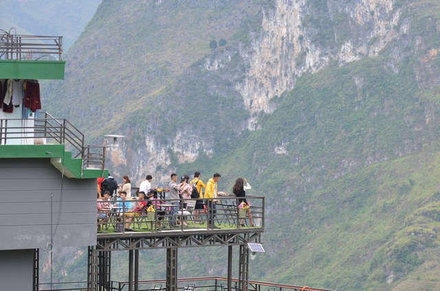 Mã Pì Lèng Panorama bất ngờ phủ sơn màu xanh lá - 2 Mã Pì Lèng Panorama bất ngờ phủ sơn màu xanh lá - 2