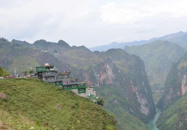 Mã Pì Lèng Panorama bất ngờ phủ sơn màu xanh lá - 1 Mã Pì Lèng Panorama bất ngờ phủ sơn màu xanh lá - 1