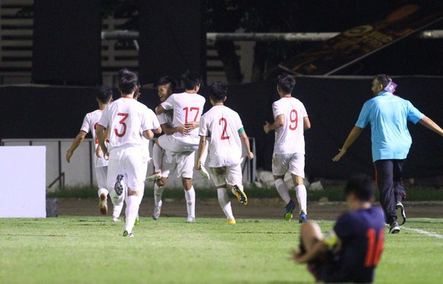CĐV đòi sa thải Chủ tịch Liên đoàn bóng đá Thái Lan sau trận thua U19 Việt Nam - 1 CĐV đòi sa thải Chủ tịch Liên đoàn bóng đá Thái Lan sau trận thua U19 Việt Nam - 1