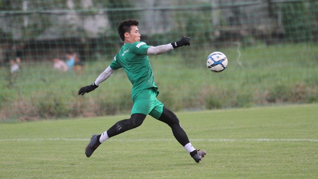 Thủ m&ocirc;n B&ugrave;i Tiến Dũng h&agrave;o hứng trước trận đấu với U22 UAE - 1