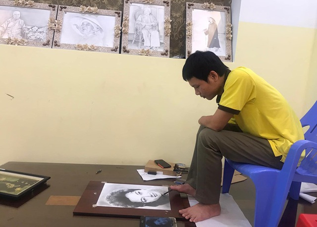 Kinh ngạc chân dung nghệ sĩ được vẽ... bằng chân của chàng trai 8X - 2 Kinh ngạc chân dung nghệ sĩ được vẽ... bằng chân của chàng trai 8X - 2