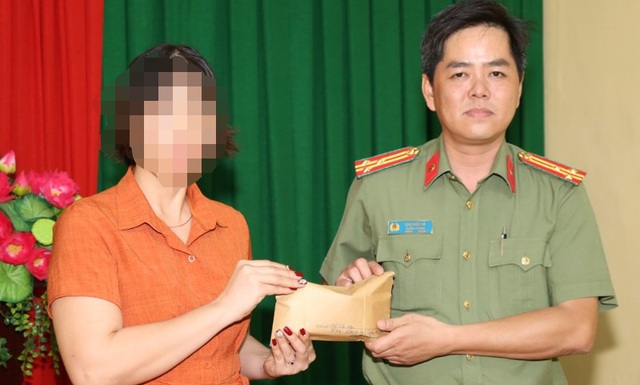 C&ocirc;ng an S&oacute;c Trăng trả lại nhiều t&agrave;i sản cho nạn nh&acirc;n bị lừa đảo - 1