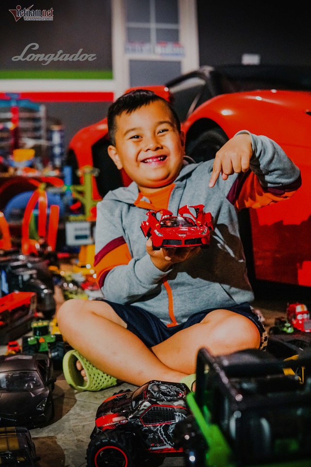 Cậu bé người Việt sở hữu 7.000 siêu xe gần tỷ đồng - 4 Cậu bé người Việt sở hữu 7.000 siêu xe gần tỷ đồng - 4