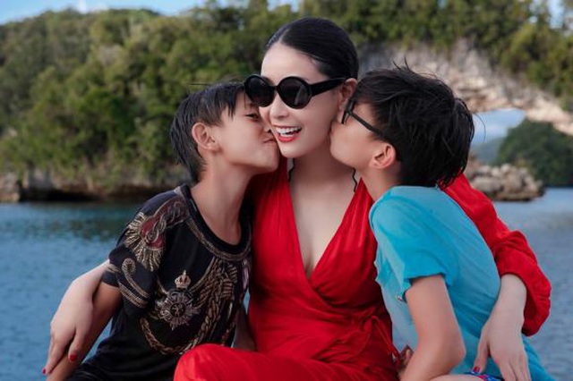 Hoa hậu Hà Kiều Anh khoe vóc dáng đẹp quyến rũ ở tuổi 43 - 1