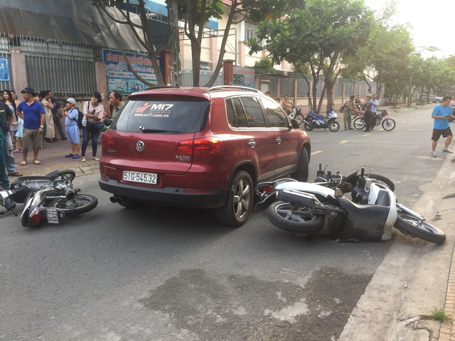 Nữ tài xế lái ô tô tông nhiều xe máy trước cổng trường tiểu học - 1