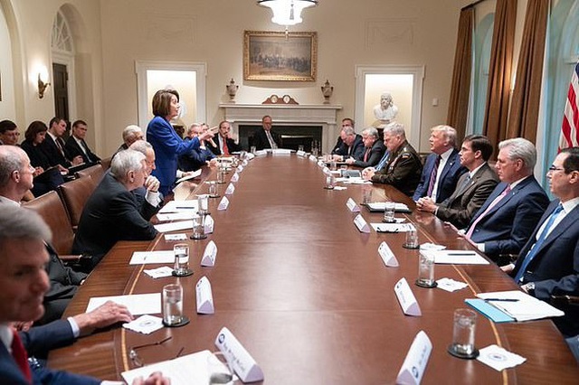 Ông Trump khẩu chiến dữ dội với phe Dân chủ tại Nhà Trắng - 3 Ông Trump khẩu chiến dữ dội với phe Dân chủ tại Nhà Trắng - 3