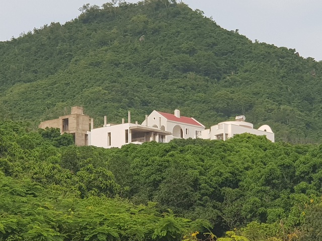 Dự án biệt thự ven biển Nha Trang rầm rộ thi công bất chấp lệnh tạm dừng - 1 Dự án biệt thự ven biển Nha Trang rầm rộ thi công bất chấp lệnh tạm dừng - 1
