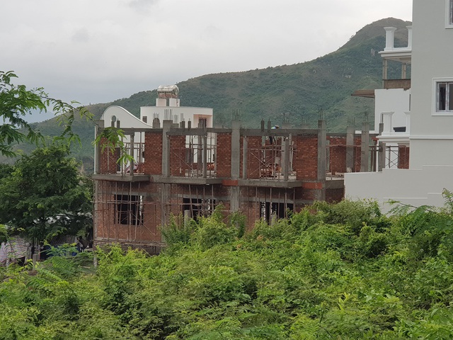 Dự án biệt thự ven biển Nha Trang rầm rộ thi công bất chấp lệnh tạm dừng - 3 Dự án biệt thự ven biển Nha Trang rầm rộ thi công bất chấp lệnh tạm dừng - 3
