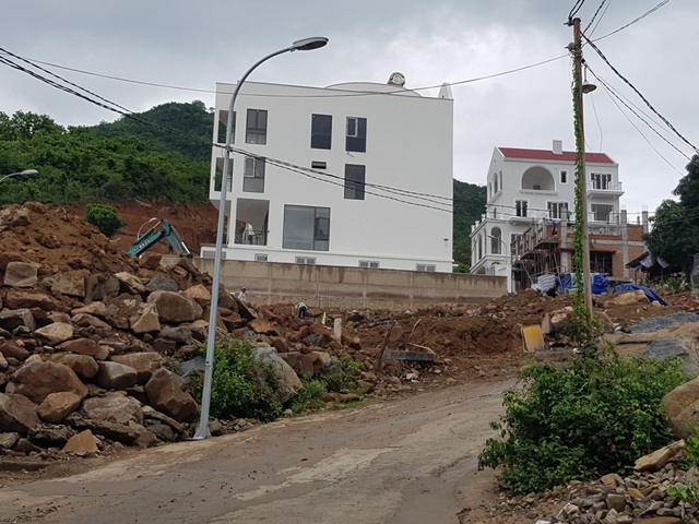 Dự án biệt thự ven biển Nha Trang rầm rộ thi công bất chấp lệnh tạm dừng - 4 Dự án biệt thự ven biển Nha Trang rầm rộ thi công bất chấp lệnh tạm dừng - 4