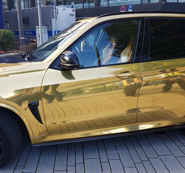 Cảnh sát tịch thu xe BMW X5 M vì dán crôm gây chói mắt - 1