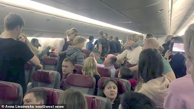 Máy bay Nga hạ cánh khẩn cấp vì hành khách đòi mở cửa ở độ cao 10.000 m - 2
