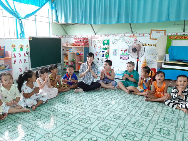 Những nữ gi&aacute;o vi&ecirc;n hết l&ograve;ng với nghề - 2