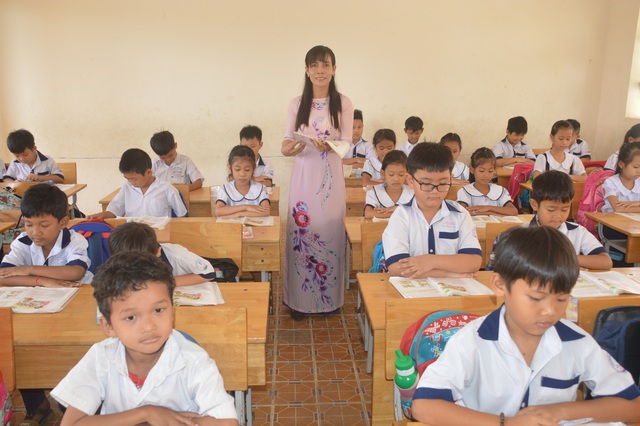 Những nữ gi&aacute;o vi&ecirc;n hết l&ograve;ng với nghề - 1