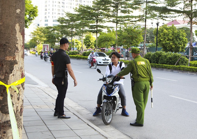 Nhiều thanh niên quay đầu bỏ chạy khi gặp chốt 141 - 11 Nhiều thanh niên quay đầu bỏ chạy khi gặp chốt 141 - 11