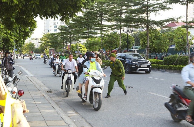 Nhiều thanh niên quay đầu bỏ chạy khi gặp chốt 141 - 5 Nhiều thanh niên quay đầu bỏ chạy khi gặp chốt 141 - 5