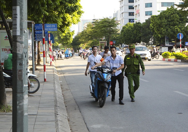Nhiều thanh niên quay đầu bỏ chạy khi gặp chốt 141 - 4 Nhiều thanh niên quay đầu bỏ chạy khi gặp chốt 141 - 4